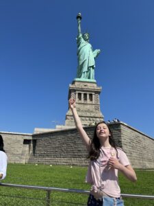 P5B Girl with Statue of Liberty